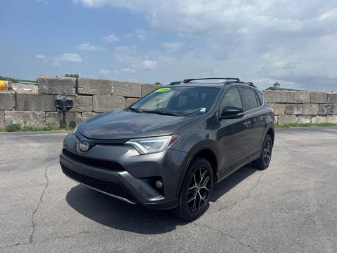 Used 2018 Toyota RAV4 SE w/ Power Extra Value Package FWD image 2