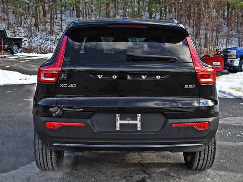 Used 2025 Volvo XC40 B5 Core image 7