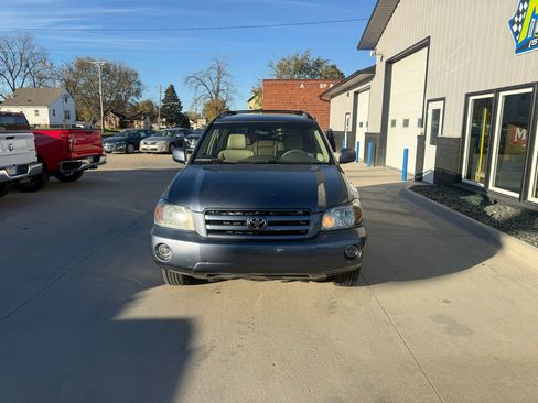 Used 2005 Toyota Highlander 4WD V6 w/ 3rd Row image 2
