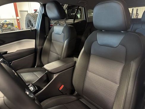 Used 2025 Chevrolet Trax LT w/ LT Convenience Package image 13