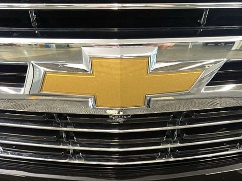 Used 2023 Chevrolet Suburban LT w/ LT Signature Plus Package AWD/4WD image 9