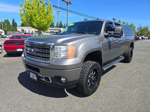 Used 2013 GMC Sierra 2500 Denali w/ Suspension Package, Off-Road AWD/4WD image 3