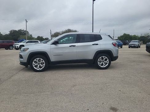 Used 2025 Jeep Compass Sport image 2