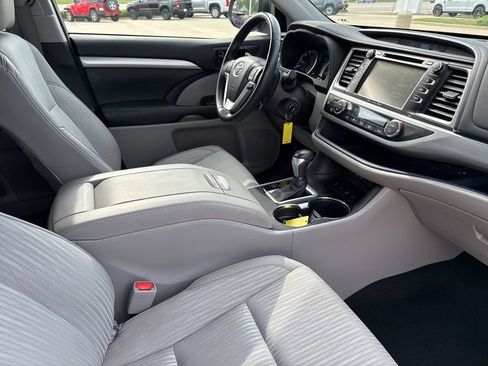 Used 2018 Toyota Highlander Plus AWD/4WD image 24