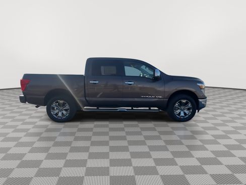 Used 2018 Nissan Titan SL w/ Chrome Package image 9