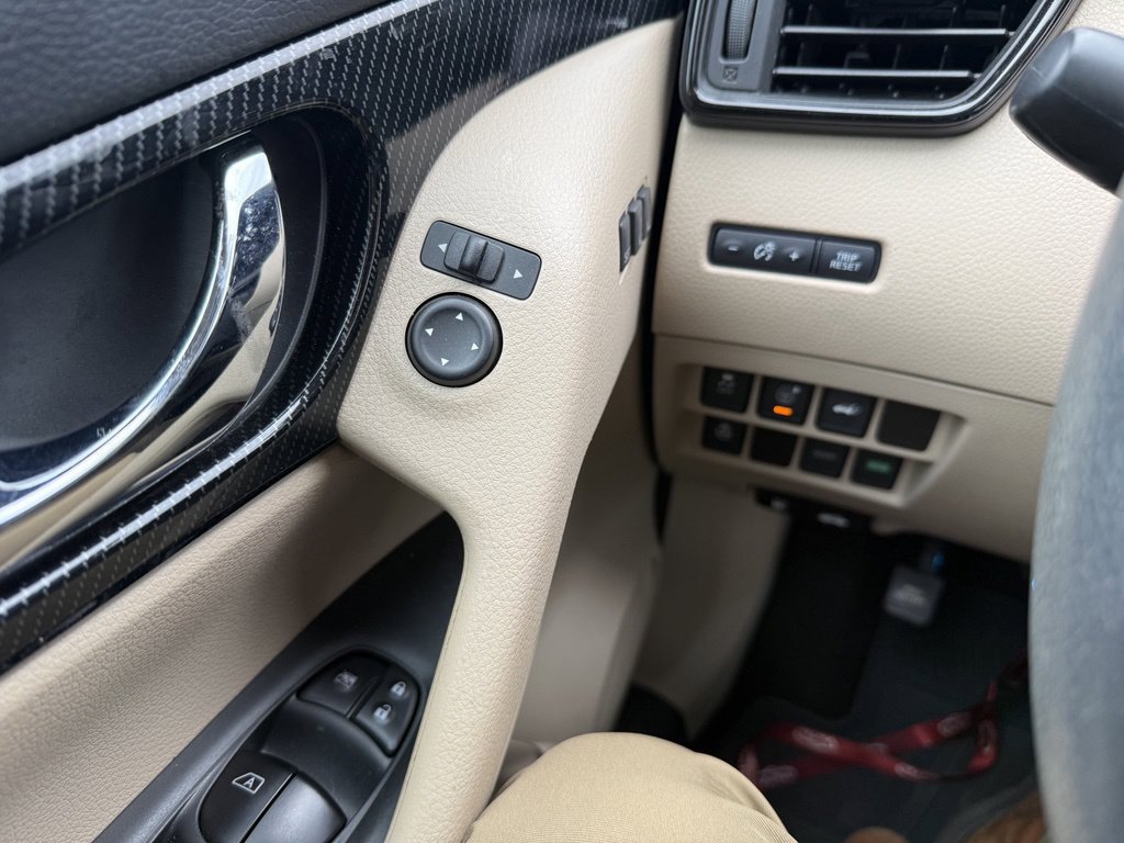 Used 2017 Nissan Rogue SL w/ SL Premium Package FWD image 6