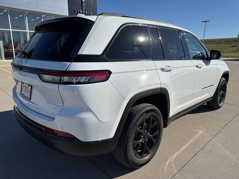 Certified 2024 Jeep Grand Cherokee Altitude image 28