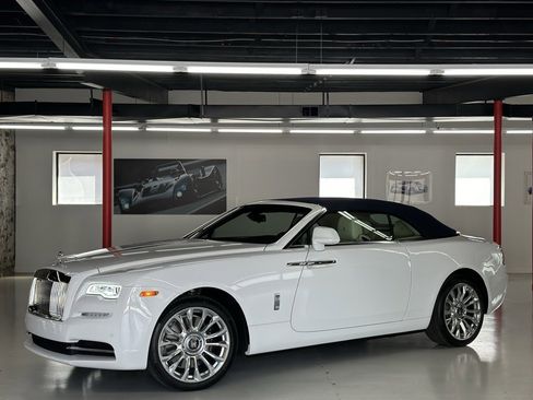 Used 2020 Rolls-Royce Dawn image 3