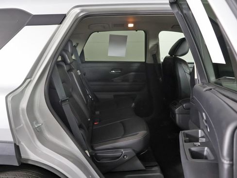 Used 2023 Nissan Pathfinder SL AWD/4WD image 34