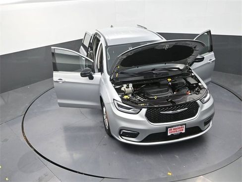 Used 2024 Chrysler Pacifica Touring-L image 34