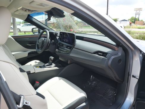 Used 2025 Lexus ES 300h w/ Premium Package image 12