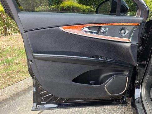 Used 2019 Lincoln Nautilus Reserve image 10