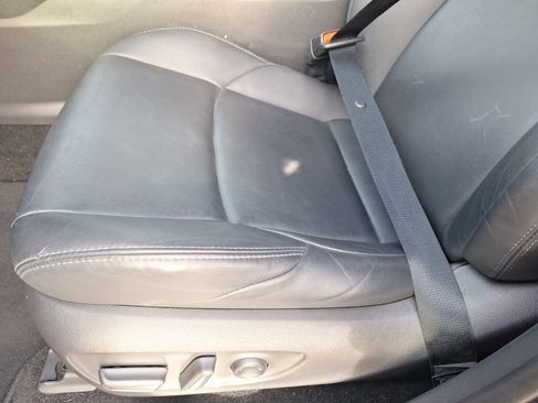 Used 2022 Toyota Venza XLE image 16