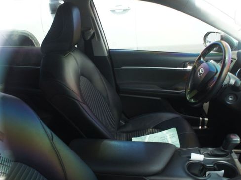 Used 2021 Toyota Camry SE FWD image 4