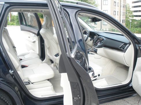 Used 2016 Volvo XC90 T6 Momentum w/ Momentum Plus Package AWD/4WD image 21
