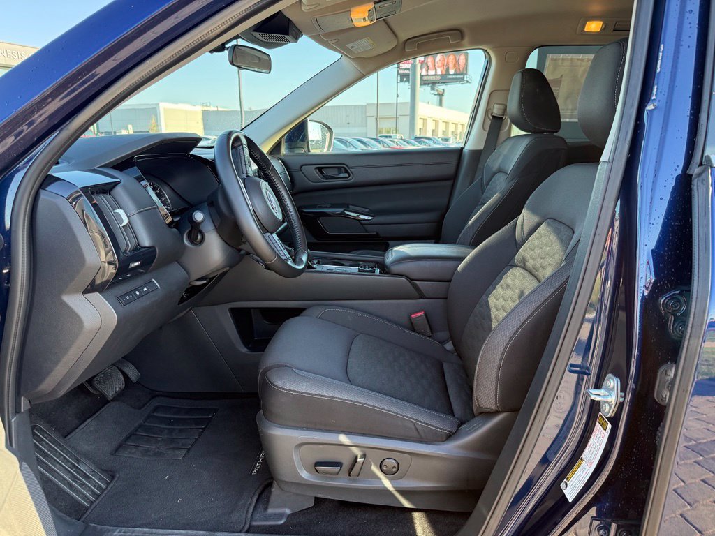 Used 2025 Nissan Pathfinder SV AWD/4WD image 11