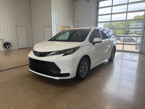 Used 2025 Toyota Sienna LE FWD image 2
