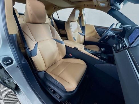 Certified 2025 Lexus ES 300h w/ Premium Package image 29