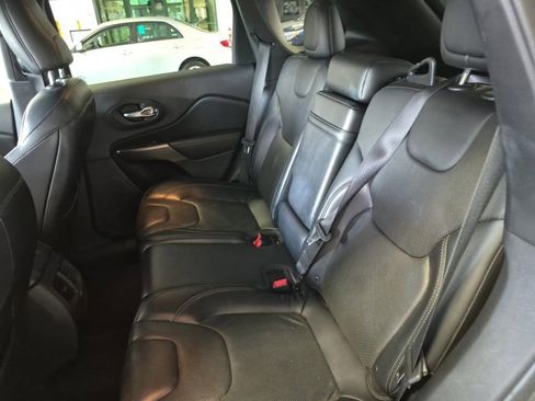 Used 2019 Jeep Cherokee Limited AWD/4WD image 9
