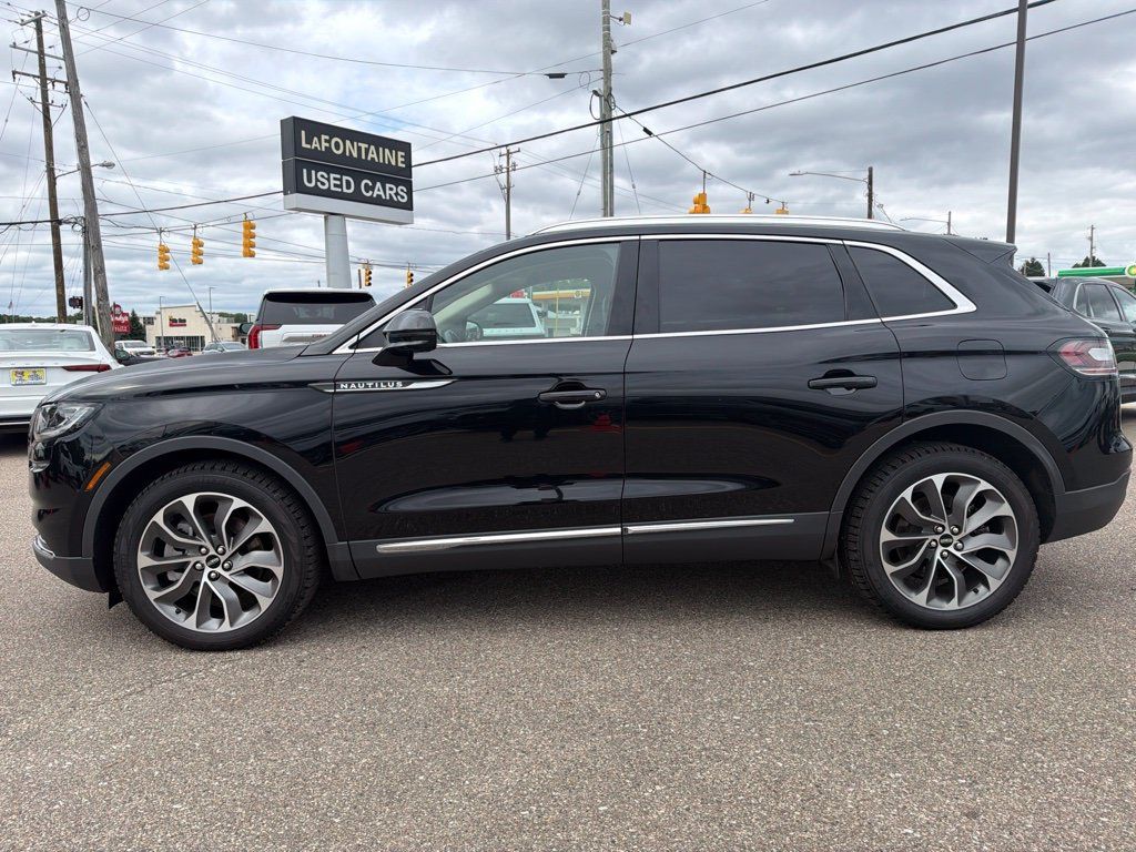Used 2023 Lincoln Nautilus Reserve AWD/4WD image 2