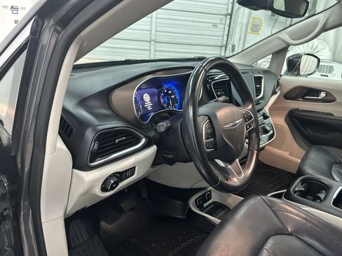 Used 2018 Chrysler Pacifica Touring-L Plus w/ Advanced Safetytec Group FWD image 14