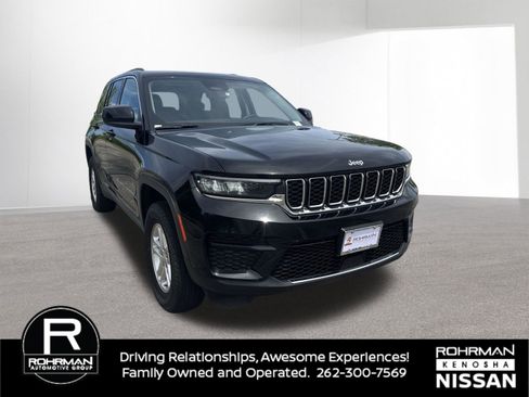 Used 2023 Jeep Grand Cherokee Laredo AWD/4WD image 3