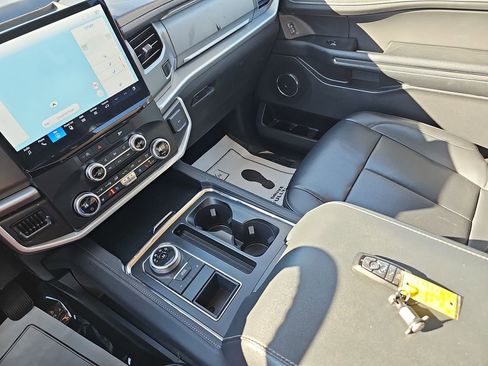 Used 2024 Ford Expedition XLT image 30