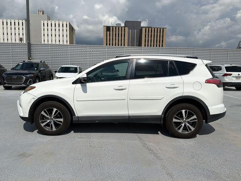 Used 2016 Toyota RAV4 XLE w/ Convenience Package FWD image 2