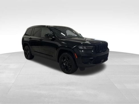 Used 2024 Jeep Grand Cherokee Altitude AWD/4WD image 31