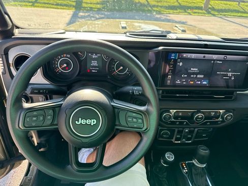 Used 2025 Jeep Gladiator Sport AWD/4WD image 7