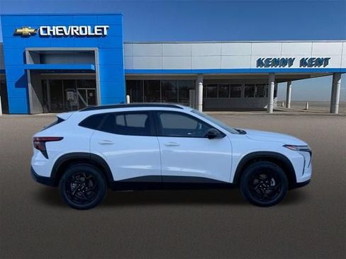 Used 2026 Chevrolet Trax LT w/ Midnight Edition FWD image 3