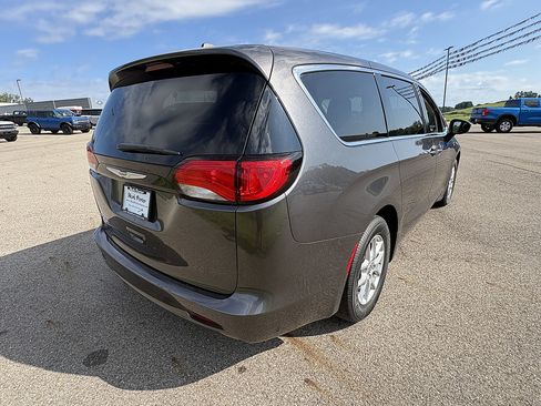 Used 2023 Chrysler Voyager LX FWD image 5