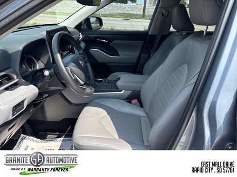 Used 2023 Toyota Highlander XLE AWD/4WD image 10