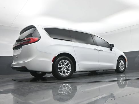 Used 2024 Chrysler Pacifica Touring image 71