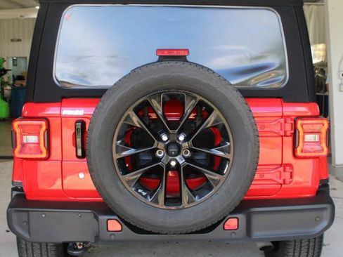 Used 2020 Jeep Wrangler Unlimited Sahara image 6