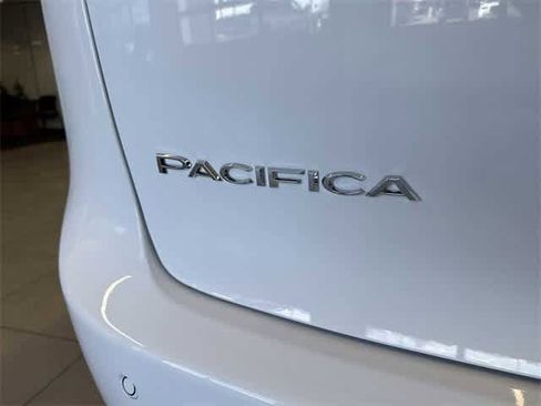 New 2025 Chrysler Pacifica Select w/ Uconnect Theater Family Group image 15