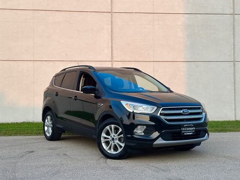 Used 2017 Ford Escape SE w/ Equipment Group 201A image 2