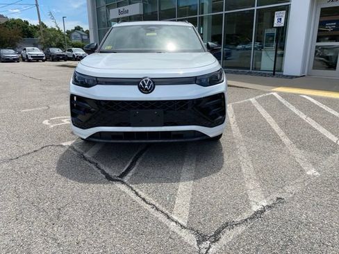 Certified 2025 Volkswagen Tiguan SE R-Line AWD/4WD image 10