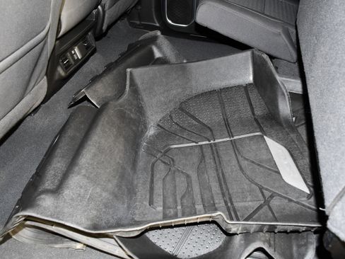 Used 2022 Chevrolet Silverado 1500 LT AWD/4WD image 50