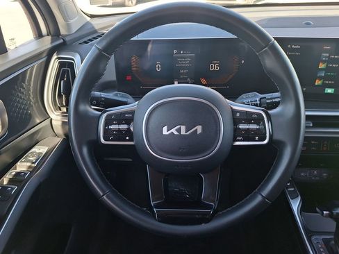 Used 2024 Kia Sorento S image 16