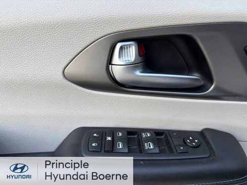 Used 2021 Chrysler Pacifica Touring-L FWD image 19