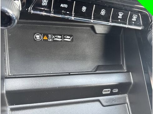 Used 2025 Chevrolet Suburban LT RWD image 19