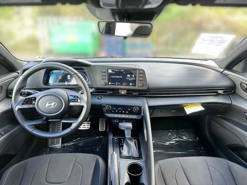 Used 2025 Hyundai Elantra Sport image 11
