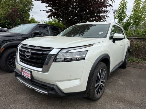 Used 2023 Nissan Pathfinder Platinum AWD/4WD image 2