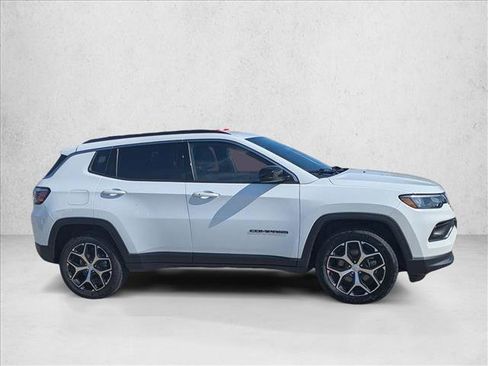 Used 2024 Jeep Compass Latitude AWD/4WD image 4