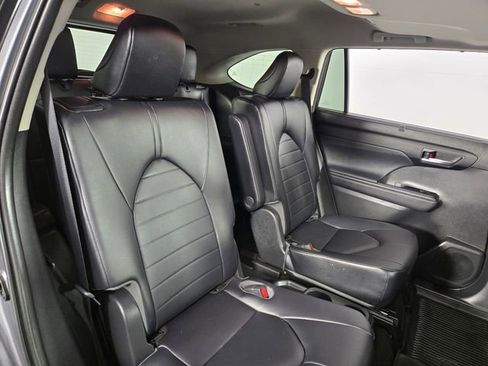 Used 2023 Toyota Highlander XLE image 18