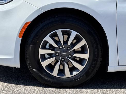 Used 2023 Chrysler Pacifica Touring-L FWD image 27