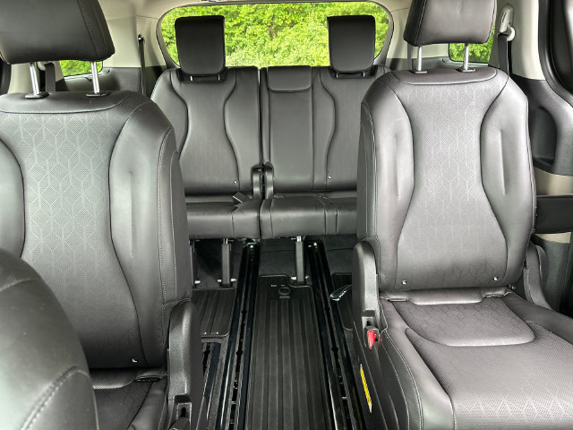 Used 2026 Kia Carnival EX FWD image 34