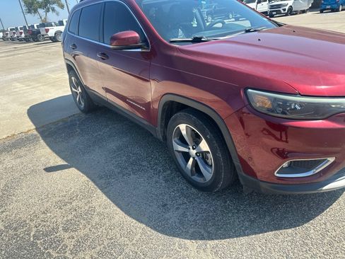 Used 2019 Jeep Cherokee Limited w/ Technology Group FWD image 9