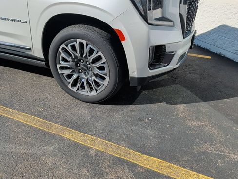 Used 2023 GMC Yukon Denali Ultimate w/ LPO, Floor Liner Package AWD/4WD image 4